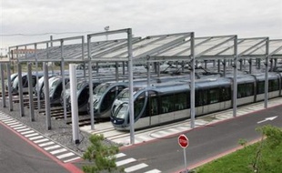 Aucun bus et aucun tram ne circulait dimanche à Bordeaux pour la deuxième journée consécutive en raison d'un mouvement de grève du personnel de Veolia Transport qui réclame une hausse des salaires, a-t-on appris auprès de la direction.
