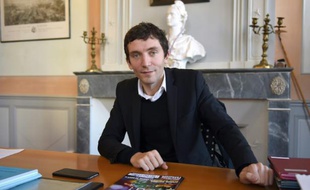 Le maire Front National (FN) de Beaucaire, Julien Sanchez, dans son bureau, le 24 février 2015