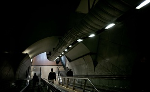 Un couloir à la station de métro Châtelet; à Paris.