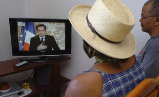 Un couple regarde l'intervention de Nicolas Sarkozy sur RFO depuis Pointe-à-Pitre en Guadeloupe le jeudi 19 février 2009.