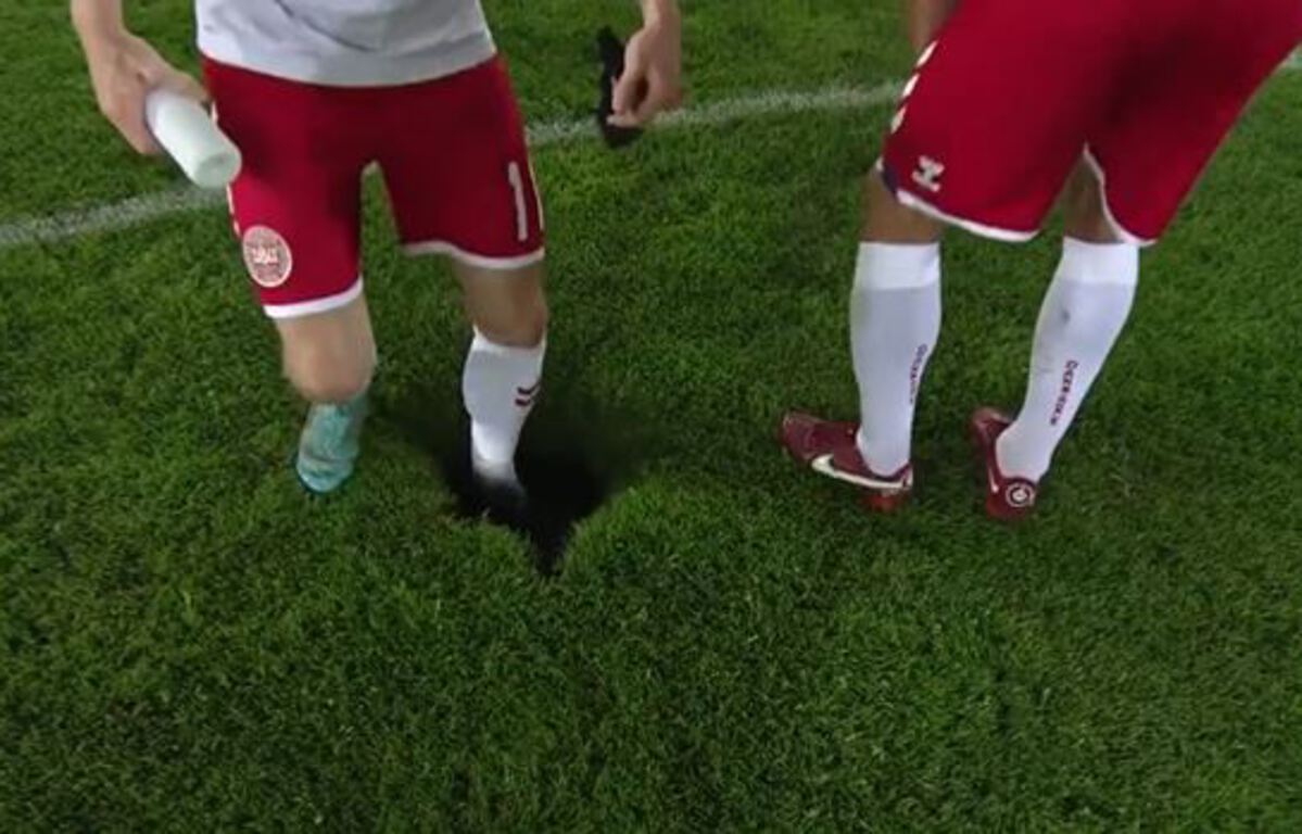 Photo of Un agujero en el césped del estadio de Viena, el campo radiografiado antes del partido