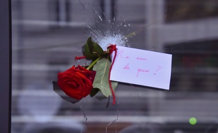 Rue de Charonne à Paris. Une fleur a été glissée dans un impact de balle. Credit:LIONEL URMAN/SIPA