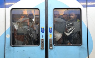 Un train de banlieue bondé pendant un jour de grève en gare de Lyon.