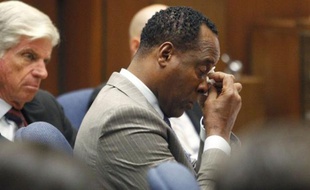 Le docteur Murray, médecin de Michael Jackson, essuie une larme lors de la première journée de son procès à Los Angeles, le 27 septembre 2011.