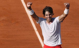Rafael Nadal célèbre sa qualification pour la finale de Roland-Garros après sa victoire sur Novak Djokovic, le 7 juin 2013.