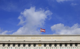 Le drapeau autrichien sur le Burgtor, le 19 mars 2013.