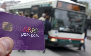 Lille, le 14 avril 2011. La carte Pass Pass, nouveau systme d'abonnement aux transports en commun. Cette carte ? puce individuelle fonctionnera sur tout le r?seau Transpole (bus, tramway, m?tro), mais aussi pour l'autopartage (Lilas) et les futurs v?lille.