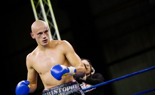 Christophe Dettinger, alors boxeur, lors d'un combat le 2 décembre 2011 à Massy.