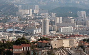 Vue gnrale de la ville de Marseille depuis notre dame de la garde. Le boulevard Michelet qui passe devant le stade velodrome