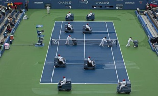 Le court central de l'US Open, asséché par les techniciens du tournoi après les intempéries, le 7 septembre 2011 à New York.