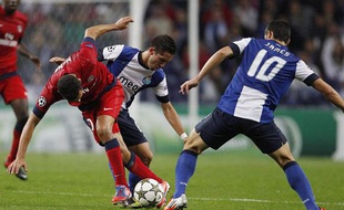 Nenê pris en tenaille par Moutinho et James, le 3 octobre 2012 à Porto.
