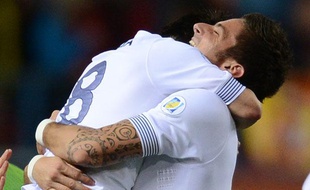 Olivier Giroud congratulé par un coéquipier après son but, le 16 octobre 2012, à Madrid.
