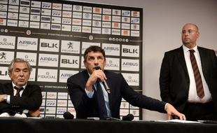 Didier Lacroix, le nouveau président du Stade Toulousain, entre son prédécesseur René Bouscatel et Jean-François Jeanne, directeur général France d’Infront, le 30 mai 2017 à Toulouse.