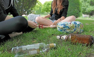 Il n'est pas rare de trouver des cadavres de bouteilles vides, l'été, dans les parcs de la ville.