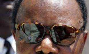 Des comptes bancaires en France du président gabonais ont été saisis sur décision de la justice française dans une affaire qui risque d'attiser les tensions entre Paris et Libreville, déjà vives en raison de plaintes sur le patrimoine immobilier français d'Omar Bongo.