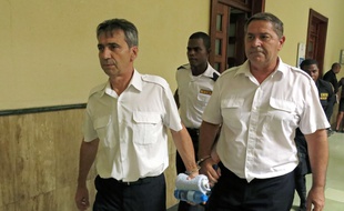 Les pilotes Bruno Odos et Pascal Fauret, le 17 juin 2014 dans un tribunal à Saint-Domingue (République dominicaine).