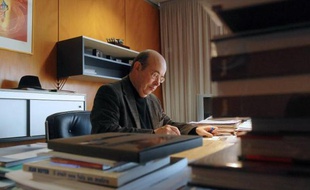 L'ancien maire de Tours Jean Germain dans son bureau le 8 février 2008