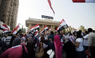 Ces mesures interviennent alors que vient d'expirer un ultimatum de l'armée qui avait donné lundi 48 heures à M. Morsi pour se plier "aux revendications du peuple" dont une partie participe depuis dimanche à des manifestations monstres réclamant son départ.