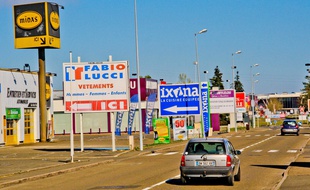 . La ministre de l’Ecologie ne signera pas un décret réformant l'affichage publicitaire dans les petites villes prévu dans le cadre de la loi Macron.