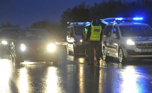 Contrôle de la police de l'Air et des Frontières le 19 novembre 2015 sur l'A31 à Entrange à la frontière de la France et du Luxembourg