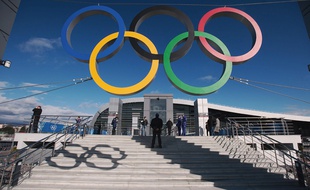 Les anneaux olympiques dans la ville d'Adler, près de Sotchi, le 1er février 2014