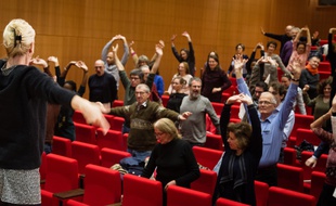 Pour commencer, les enseignants sont invités à se mettre en voix avec des échauffements physiques et vocaux.