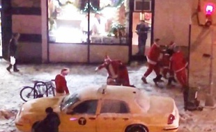 Bagarre de pères Noël samedi soir dans les rues de New York en marge de la SantaCon.
