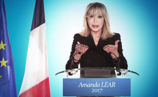 Amanda Lear dans le clip promotionnel de «La Candidate».