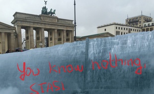 Le mur de Game of Thrones pour séparer Berlin-Ouest et Berlin-Est? Oui, notre imagination nous porte loin.