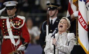 Pink chante l'hymne national américain lors du Superbowl le 4 février 2018