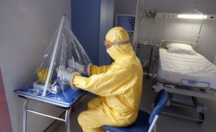 Une infirmière de l'hôpital Bégin porte le matériel adéquat pour traiter les patients atteints par la maladie d'Ebola. showing off the equipment at the Infectious and Tropical Diseases center of the Begin Military Hospital of Vincennes, near Paris. A Medecins Sans Frontieres volunteer contaminated with Ebola virus while in Liberia, was hospitalized upon his return to France at the Begin military hospital, the military hospital said. AFP PHOTO / THOMAS SAMSON