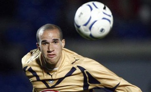 Bordeaux's Gabriel Obertan jumps for the ball during the UEFA Cup Group H soccer match between Girondin Bordeaux and Helsingborgs at the Chaban Delmas stadium in Bordeaux December 6, 2007. REUTERS/Regis Duvignau (FRANCE)