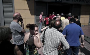 Des Grecs font la queue pour retirer de l'argent dans un distributeur, le 28 juin 2015 à Athènes
