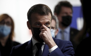 Emmanuel Macron a annoncé un délai de quatre à six semaines avant un possible allègement des mesures.