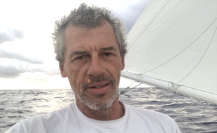 Sébastien Destremau à bord d'Alcatraz IT, au beau milieu de l'Atlantique.