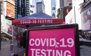 Un laboratoire mobile de dépistage Covid à Times Square, à New York.
