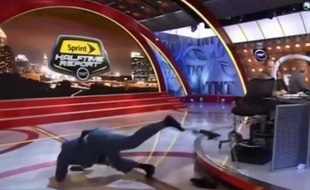 Shaquille O'Neal s'est pris les pied dans le tapis sur un plateau télé, le 6 mai 2015.