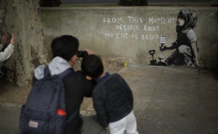 Une peinture murale apparue vendredi dans le centre de Londres a été attribuée par des experts au célèbre artiste britannique Banksy.