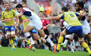 Bordeaux's French fly half Pierre Bernard (L) runs with the ball during the French Top 14 rugby union match between Union Bordeaux-Begles (UBB) and Clermont on October 4, 2014 at the Chaban-Delmas stadium in Bordeaux. AFP PHOTO / NICOLAS TUCAT