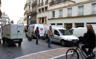 Le matin, les livreurs de marchandises envahissent la rue de la Loge, au-delà du délai légal.