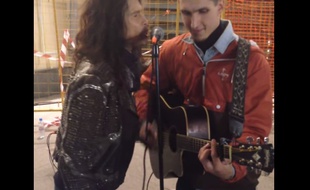 Steven Tyler chante avec un inconnu à Moscou