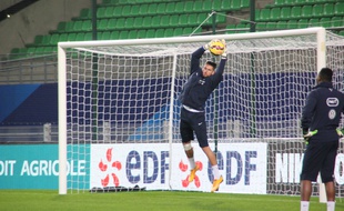 Benoît Costil à l'échauffement avec l'Equipe de France lors du match des Bleus au stade de la route de Lorient le 13 novembre 2014 face à l'Albanie.