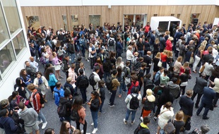Les élèves débutent leur rentrée au lycée Lucie-Aubrac dans des locaux neufs, à Courbevoie. Le 3 septembre 2018.