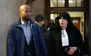 Le rappeur Rohff et son avocate Malika Ibazatene au tribunal de Paris, le 29 septembre 2017.