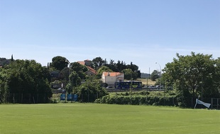 L'autoroute A7 longe le stade de La Martine à Marseille.