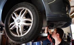 Dans un garage auto de Châteaubriant, en Loire-Atlantique, le 19 juin 2015