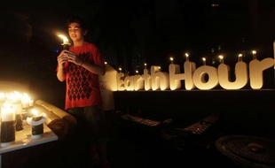 Rassemblement à la bougie pendant l'Earth Hour 2010 à Jakarta en Indonésie.
