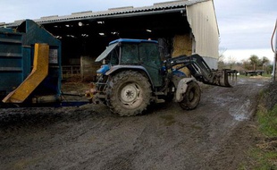 Un tracteur d'un agriculteur biologique en Normandie, le 20 janvier 2010.