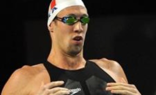Alain Bernard, qui a battu trois records du monde la semaine dernière aux Championnats d'Europe de natation à Eindhoven, est un "sportif parfaitement sain", assure le médecin de l'équipe de France Jean-Claude Cervetti dans le Quotidien du médecin à paraître jeudi.