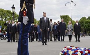 Le président français François Hollande devant la statue du Général de Gaulle à Paris le 8 mai 2015